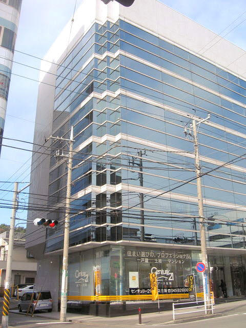 とても明るい店舗です。駐車場も完備しています。