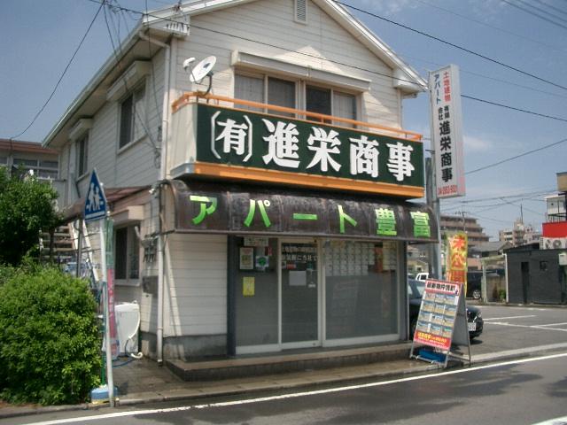 脇が当社の駐車場です。