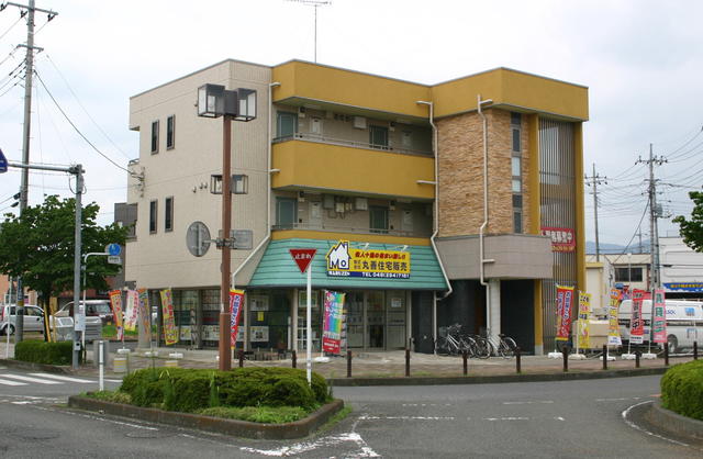 当社外観　裏にお客様駐車場もございます。