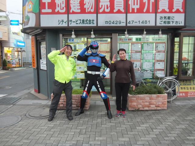 航空戦士トコロザワン　と　当社スタッフ　です