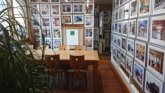 明るく落ち着いた接客コーナー。どんなご相談にも丁寧に対応させていただきます。