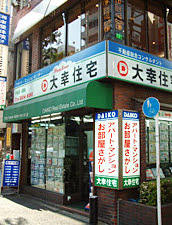 丸の内線新高円寺駅前です。目印はナチュラルローソンの隣です。