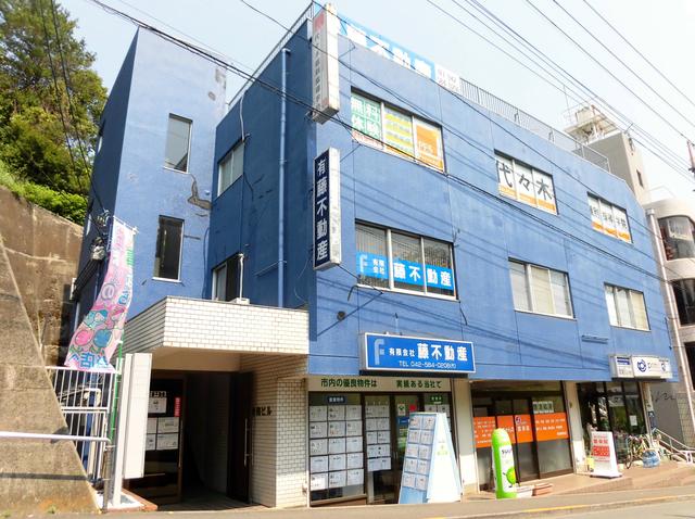 「日野駅」改札出口より左手に進み、バスロータリー側 牛丼松屋さん並び大和ビル１F。