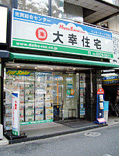 青梅街道の南側に面しています。丸ノ内線新高円寺駅徒歩1分です。