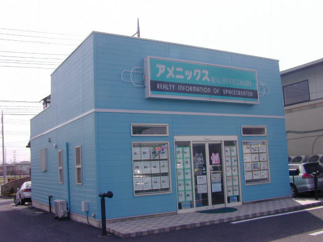 明るく入り易い外観です。