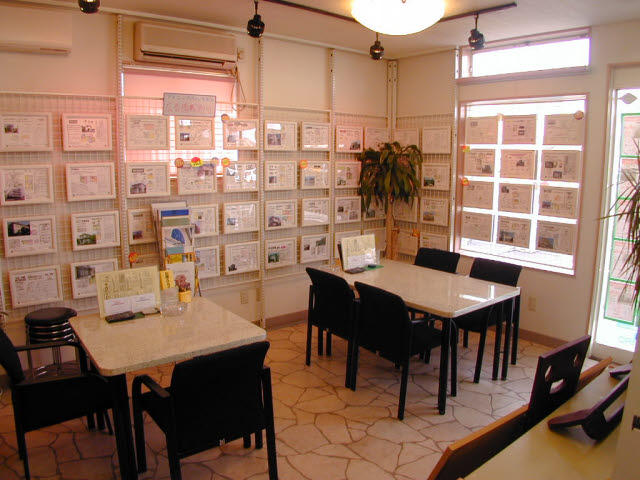 カフェのような清潔で落ち着いた店内でゆったり物件探しを！