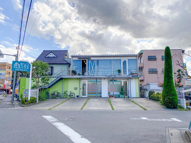 開放感あふれるガラス張りの社屋です。駐車場も３台完備しています。