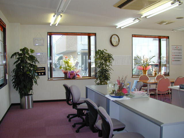 弊社の明るい事務所です。誰でも入りやすい事務所にする様心がけています。