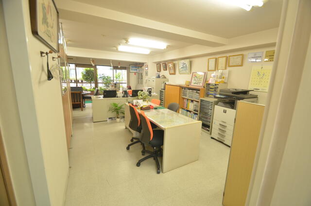 地下１Ｆから奥のエレベーターで５Ｆへお待ちしております