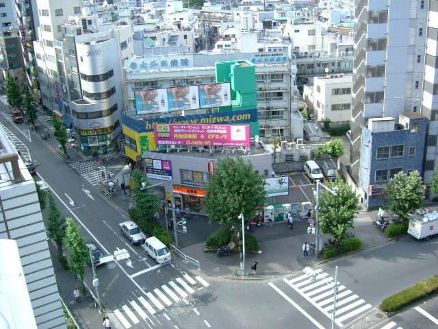 小滝橋通りと職安通りの交差点、吉野家さんの２階です。