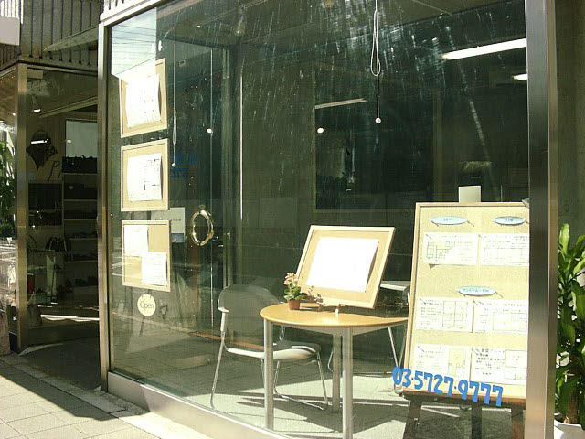 ガラス張りのお店です