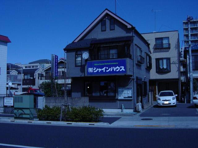 駅に近く駐車場完備です。お気軽にご相談ください。