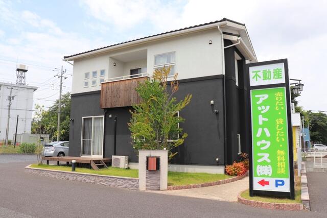 大きな看板が目印です