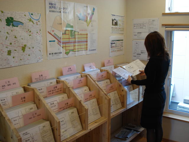 店内（無人パネルで気軽に物件探し）