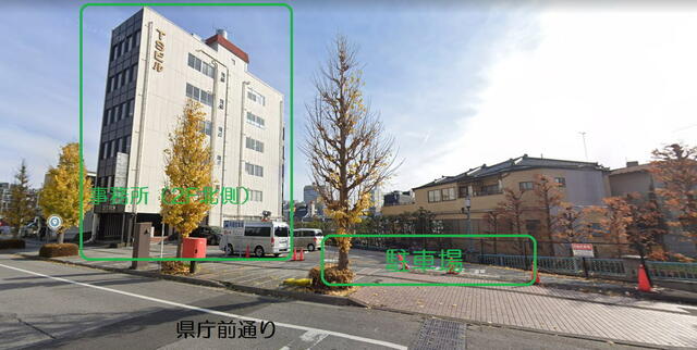 県庁前通り沿いの南側、ＴＳビルです。専用駐車場があります。