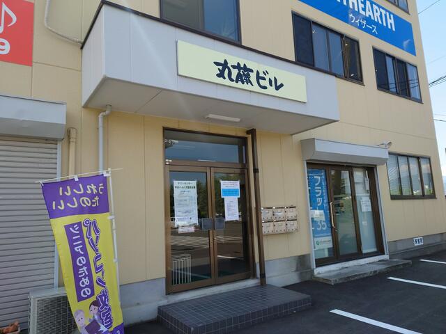 国道20号線、甲府バイパス沿いに建物があります。