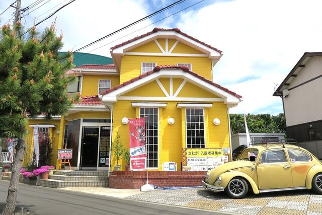黄色い建物が目印です