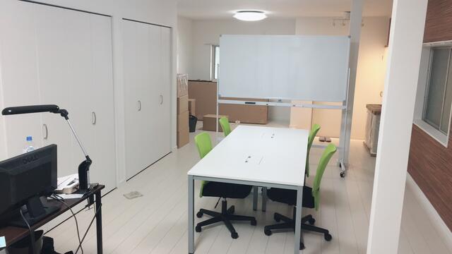 築50年超の戸建を再生し、1F部分を事務所としております。