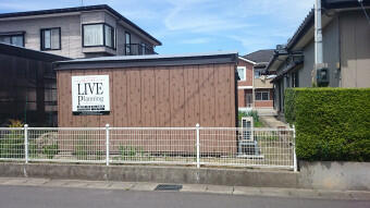 当社の外観です。新発田第一中学校からすぐ。トヨタの車3台並んでいる駐車場が目印。