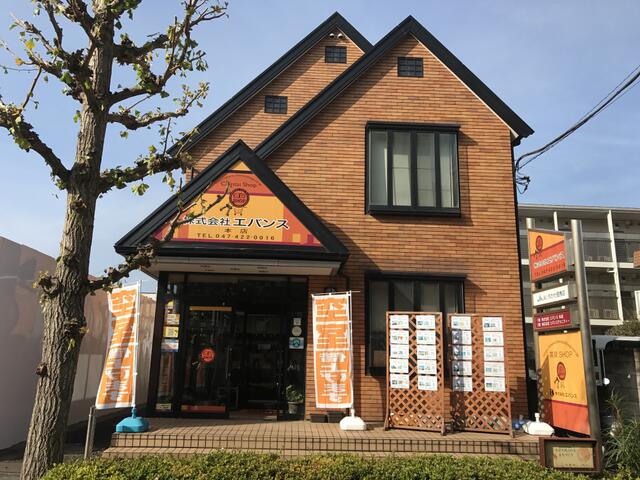 レンガ張りの建物が目印です。