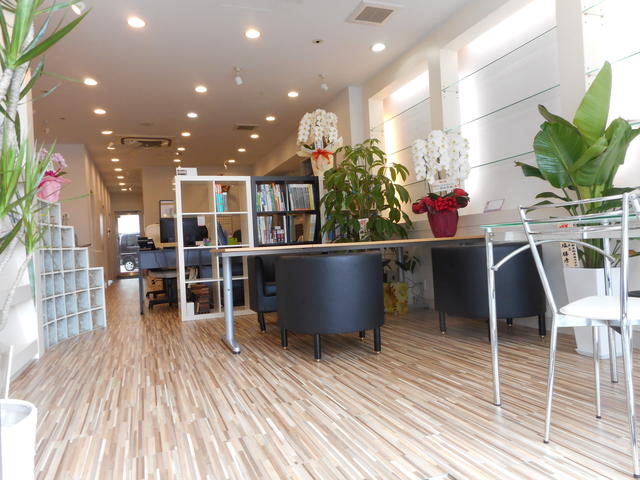 とても綺麗な事務所です。お気軽にお立寄りください。