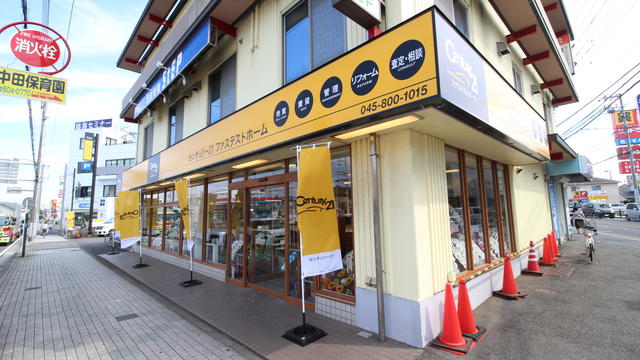 弊社外観写真です。駐車場は店舗横にございますのでご利用ください。