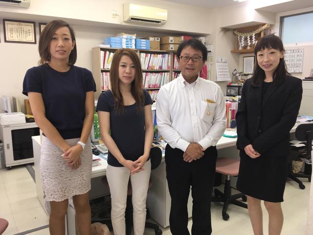 足立区江北にある（有）アートハウスたなかの女性社員と社長の集合写真