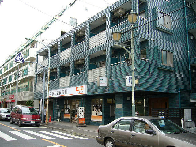 シーダーHATAIIビルの1階に本店事務所があります。