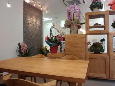 祖師ヶ谷大蔵駅南口徒歩2分ウルトラマン商店街沿いにあります。