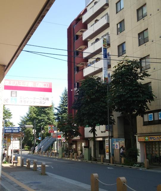 真ん中の白いビルです。京王八王子駅西口目の前で、ＪＲ八王子駅からは徒歩５分です。
