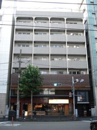 当ビル1階、向かって左隅の入口階段から、２階へどうぞ