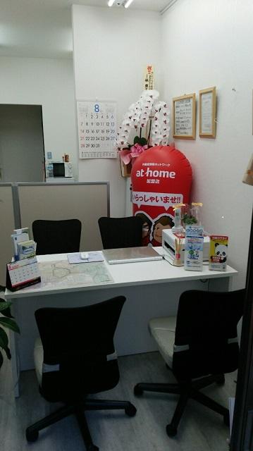 女性スタッフが丁寧に対応して行きます。