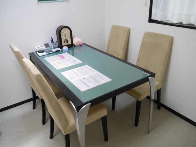 接客室です。上部トップライトは輝く陽光が入ります、是非ご利用ください。