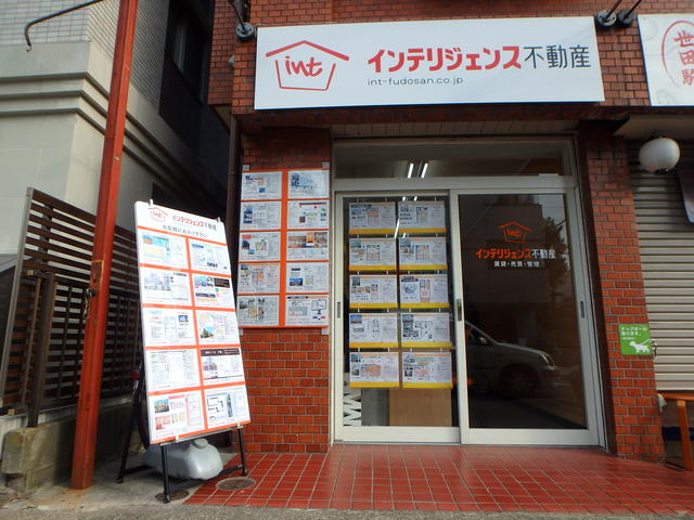 深沢不動交差点近く駒沢通り沿いです。