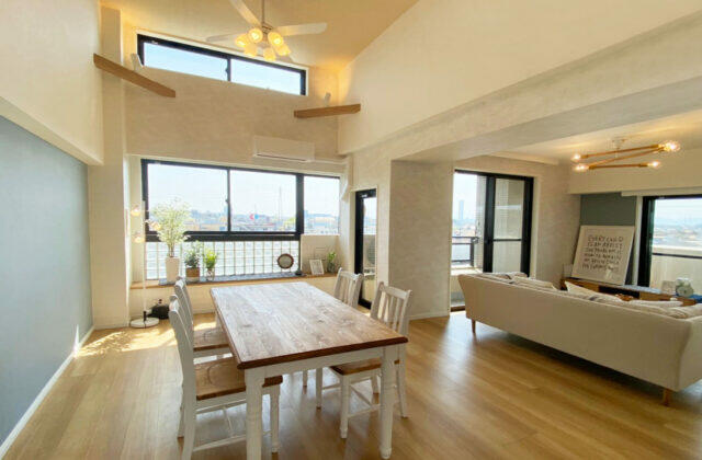 明るく解放感のあるホワイトと北欧の空のようなナチュラルウッド調