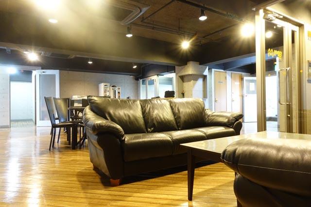 弊社事務所（応接コーナー）です。