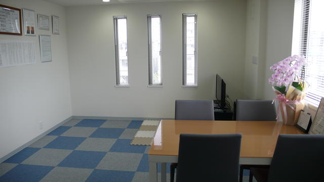 明るくて清潔な社内。キッツスペースも完備しております。