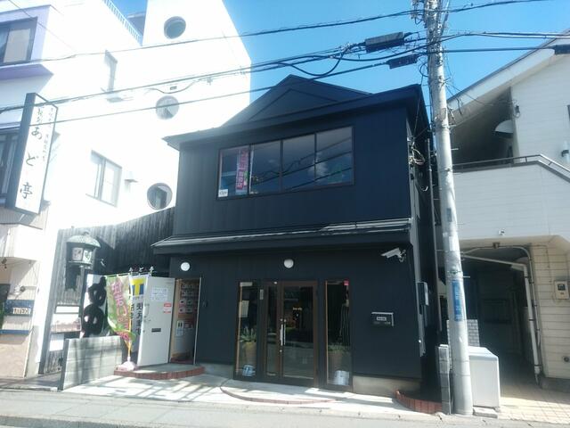 店頭写真です。駐車場は隣のコインパーキングをご利用下さい。費用は当社負担です。