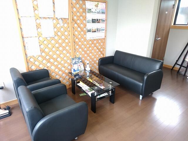 店内は広くは無いですがアットホームな空間です♪心ゆくまでご相談下さい。