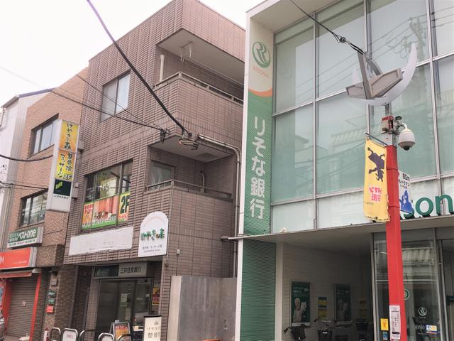 カルディさんの斜め向かい、りそな銀行さんの隣、三井住友銀行ATMのあるビルです。