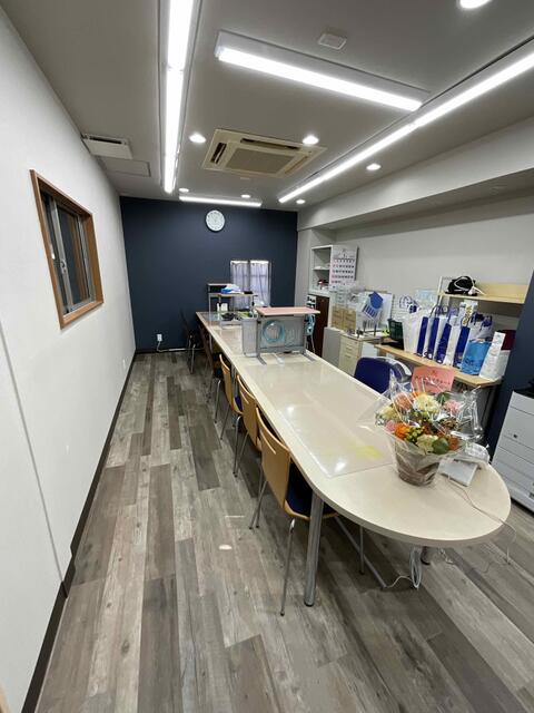 2階で、広く明るい店内です。スタッフ一同お待ちしてます。