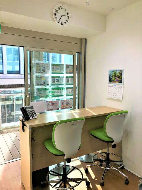 決して広くなない店内ですが、明るい陽射しと明るいスタッフがお待ちしております☆