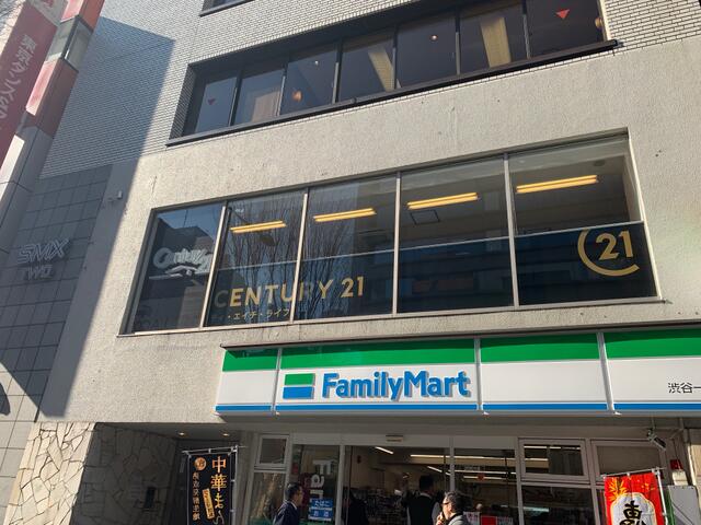 渋谷駅近く！お仕事終わりに立ち寄ることも可能です。ファミリーマートが目印です。
