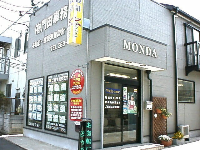 当社外観写真　明るい店内　お気軽にご来店ください！