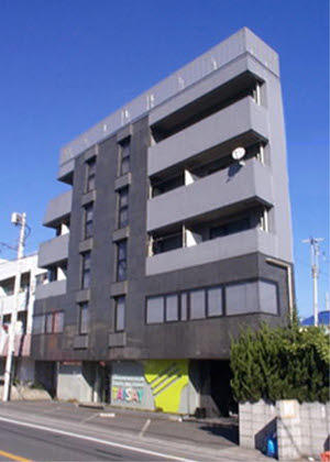 当社正面全景です。秋川街道に面しています。