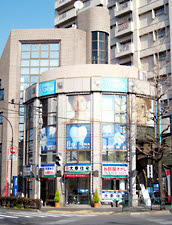 青梅街道北側に面しております。丸ノ内線東高円寺駅徒歩１分です。