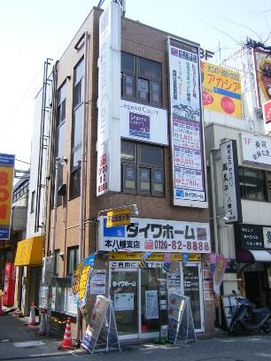 本八幡駅前店　JR本八幡駅前ロータリーからすぐのお店です。
