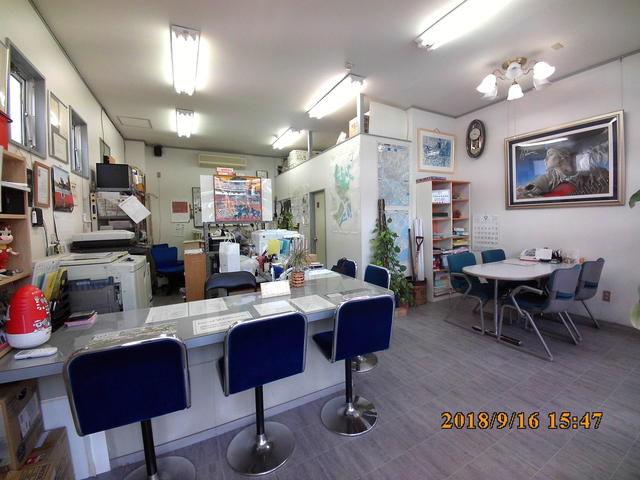 店舗内です。カウンター、テーブルがあります。