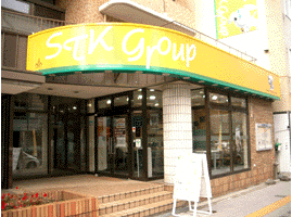 大通りに面した明るいイエローカラーです☆