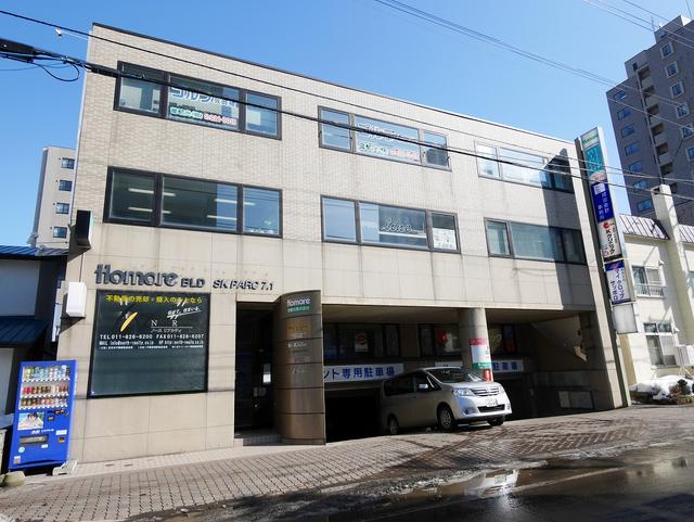 地下鉄東豊線「豊平公園駅」3番出口を出て、斜め向かいすぐのビルです。